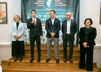 В театре им. К.Тинчурина поздравили руководителей образовательных учреждений и председателей профкома с Днем учителя